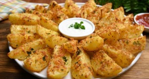 Křupavé brambory s parmazánem a aromatickým kořením Křupavé brambory s parmazánem a aromatickým kořením