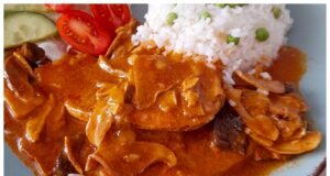 Vepřová kotleta dušená na houbách s rýží Vepřová kotleta dušená na houbách s rýží