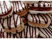 Domácí laskonky s ořechovým krémem: Tradiční křehká dobrota Domácí laskonky s ořechovým krémem: Tradiční křehká dobrota