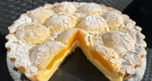 Křehký broskvovo-mandlový koláč s krémem mascarpone Křehký broskvovo-mandlový koláč s krémem mascarpone