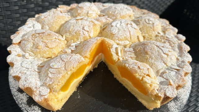 Křehký broskvovo-mandlový koláč s krémem mascarpone