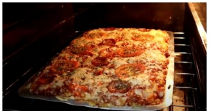 Výborná domácí pizza, která nekyne a peče se jen 15 minut
