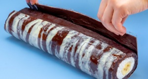 Tygří sušenkovo-nutellová roláda se šlehačkovým krémem a banány Tygří sušenkovo-nutellová roláda se šlehačkovým krémem a banány