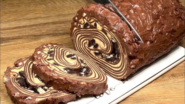 Nepečená palačinková oreo sušenkovo-tvarohová roláda s arašídy Nepečená palačinková oreo sušenkovo-tvarohová roláda s arašídy