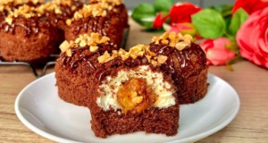 Karamelovo-arašídové čokoládové košíčky s mascarpone krémem a smetanou Karamelovo-arašídové čokoládové košíčky s mascarpone krémem a smetanou