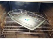 Nemáte v troubě samočisticí funkci? Nevadí! Tento domácí trik ji na 100 % nahradí a ušetří vám hodiny drhnutí