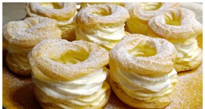 Domácí věnečky s vanilkovým krémem: Cukrářská klasika, která se vždy povede Domácí věnečky z odpalovaného těsta s lehkým vanilkovým krémem