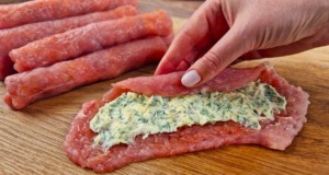 Vepřové rolky plněné lahodnou koprovou směsí se zapékanými bramborami s parmazánem a salátem Vepřové rolky plněné lahodnou koprovou směsí se zapékanými bramborami s parmazánem a salátem
