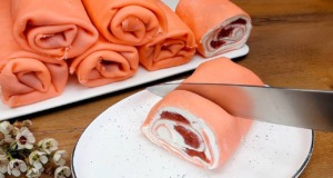 Netradiční palačinkové jahodové rolády s mascarpone krémem, smetanou a jahodovou náplní Palačinkové jahodové rolády s mascarpone krémem, smetanou a jahodovou náplní