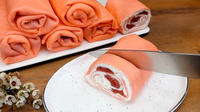Palačinkové jahodové rolády s mascarpone krémem, smetanou a jahodovou náplní Palačinkové jahodové rolády s mascarpone krémem, smetanou a jahodovou náplní