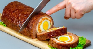 Roláda z mletého masa plněná sýrovou směsí, zeleninou, žampiony a vejcem Roláda z mletého masa plněná sýrovou směsí, zeleninou, žampiony, vařeným vejcem podávaná se salátem z červené řepy