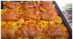 Pekelně dobrá kuřecí prsa na bramborách a cibuli s omáčkou: Recept pro extra šťavnaté kuře