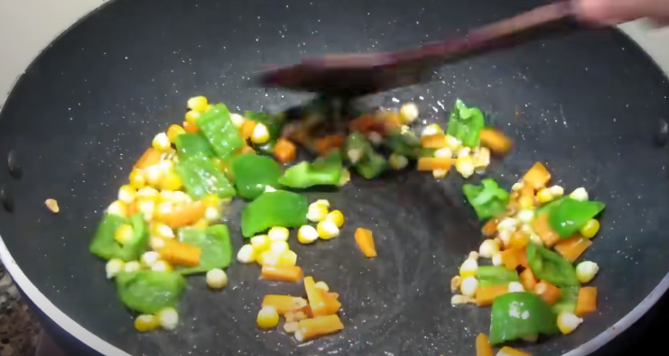 Krémové penne těstoviny s kukuřicí, paprikou a chilli - krok za krokem