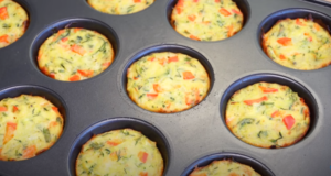 Cuketovo-bramborové muffiny se zeleninou, parmazánem a jemným dresinkem – Snadná večeře na stole!