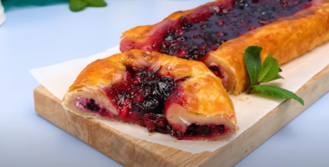 Křupavý bobulový dezert z listového těsta se zakysanou smetanou Křupavý bobulový dezert z listového těsta se zakysanou smetanou