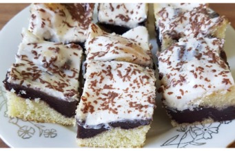 Cik cak buchta s čokoládovým pudinkem a zakysanou smetanou Cik cak buchta s čokoládovým pudinkem nakrájená na kostky