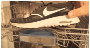 Už nemusíte drhnout boty kartáčem: Dle tohoto návodu je můžete snadno umýt v myčce