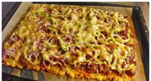 Obložená bramborová placka na plechu bez mouky – rychlý a sytý oběd z jednoho plechu