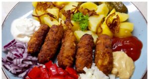 Čevabčiči s bramborami Domácí čevabčiči z mletého masa s bramborami