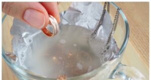 Skvělý trik na čištění stříbrných šperků připravený z běžných surovin, které obnoví zašlý lesk a krásu