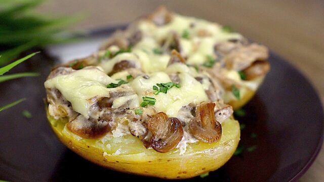 Pečené brambory v alobale plněné máslovou směsí, smetanovými žampiony a sýrem Pečené brambory v alobale plněné máslovou směsí, smetanovými žampiony a sýrem