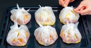 Netradiční pochoutka s bramborami, kuřecími prsami, zeleninou, smetanou a sýrem obalené v pergamenu Netradiční pochoutka s brambory, kuřecími prsami, zeleninou, smetanou a sýrem obalené v pergamenu
