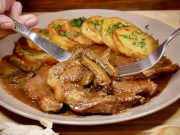 Jemnoučká vepřová krkovička na cibuli a okurkách, která se vám bude rozplývat na jazyku