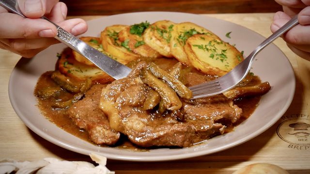 Jemnoučká vepřová krkovička na cibuli a okurkách, která se vám bude rozplývat na jazyku Jemnoučká vepřová krkovička na cibuli a okurkách, která se vám bude rozplývat na jazyku