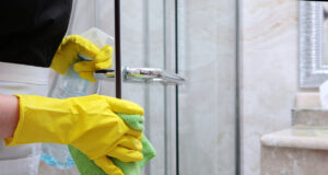 Skvělý tip na domácí čistič, který skvěle vyčistí a naimpregnuje sprchový kout