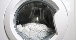 Stalo se Vám, že pračka úplně nevypouští vodu a nechává nějakou v bubnu? Podívejte se, co s tím