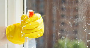 Domácí čistič na okna ze 3 surovin, který zabrání tvorbě otisků a fantasticky je vyleští