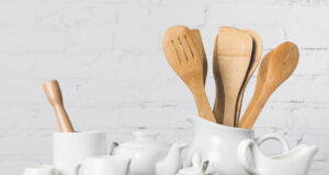 Jednoduchý trik na vyčištění dřevěných vařeček, který odstraní zápach a vytáhne mastnotu