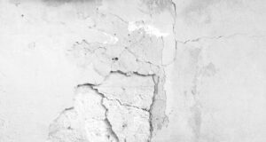 Jak opravit prasklinu ve staré zdi: Půjde to snadno i bez zedníka