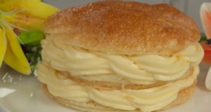 Vrstvené pudinkové větrníky z listového těsta a mascarpone Vrstvený křupavý pudinkový dort z listového těsta a mascarpone