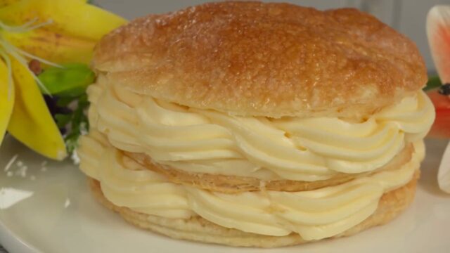 Vrstvený křupavý pudinkový dort z listového těsta a mascarpone Vrstvený křupavý pudinkový dort z listového těsta a mascarpone