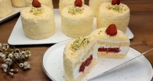 Pohádkové koláčky z jemného těsta s jahodovou náplní a mascarpone krémem Pohádkové koláčky z jemného těsta s jahodovou náplní a mascarpone krémem