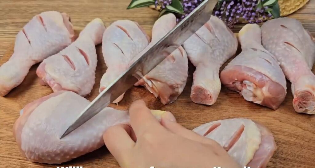 Křupavé kuřecí česnekovo-zázvorové paličky na bramborách podávané s čerstvým salátem