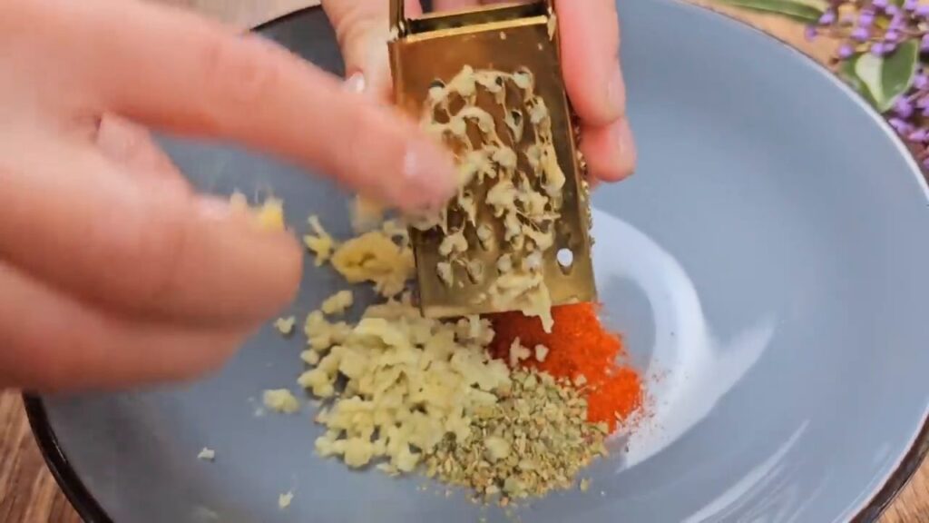 Křupavé kuřecí česnekovo-zázvorové paličky na bramborách podávané s čerstvým salátem