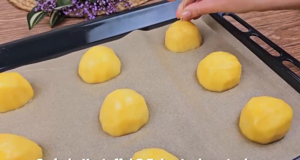 Křupavé kuřecí česnekovo-zázvorové paličky na bramborách podávané s čerstvým salátem