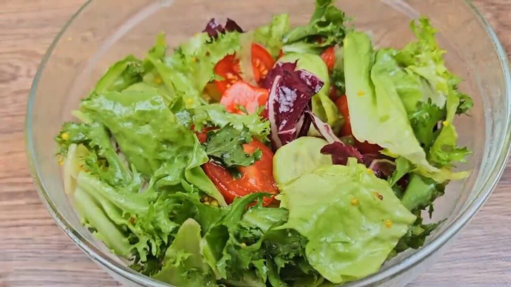 Křupavé kuřecí česnekovo-zázvorové paličky na bramborách podávané s čerstvým salátem