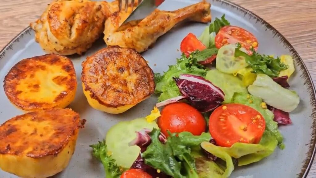 Křupavé kuřecí česnekovo-zázvorové paličky na bramborách podávané s čerstvým salátem