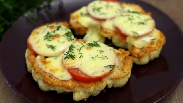 Květák v česnekové směsi zapékaný s rajčetem a mozzarellou - netradiční recept! Květák v česnekové směsi zapékaný s rajčetem a mozzarellou - netradiční recept!