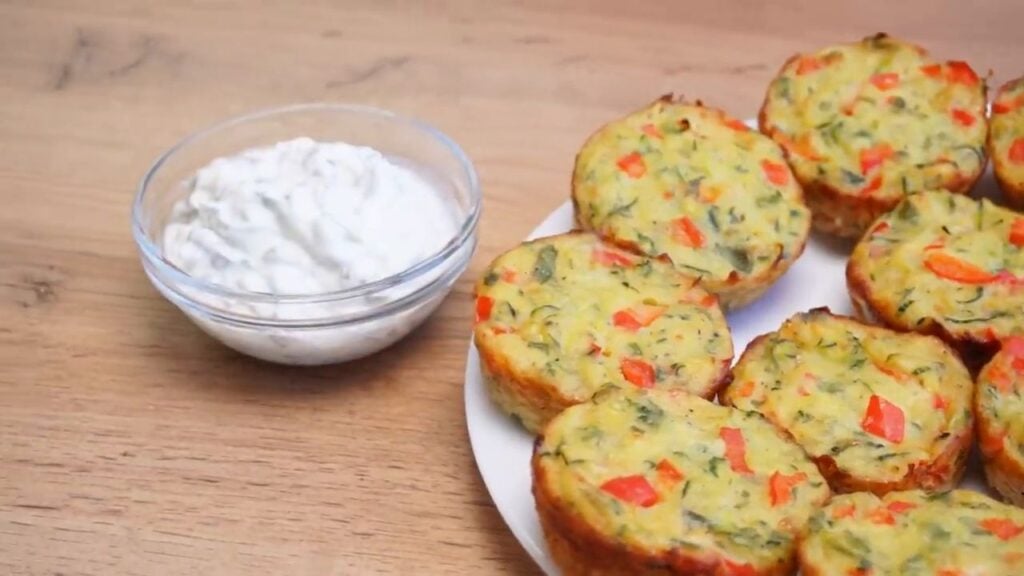 Cuketovo-bramborové muffiny se zeleninou, parmazánem a jemným dresinkem - Snadná večeře na stole!