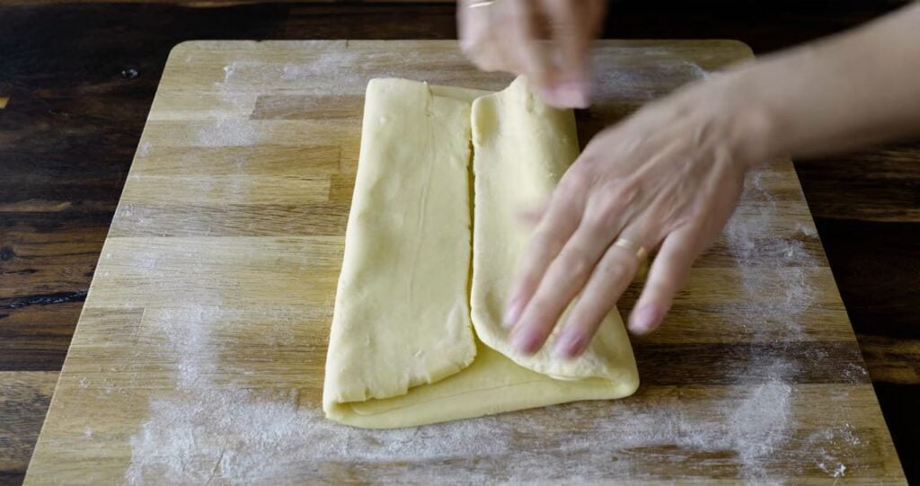 Křupavé a jemné máslové tyčinky z přeloženého těsta s kmínem