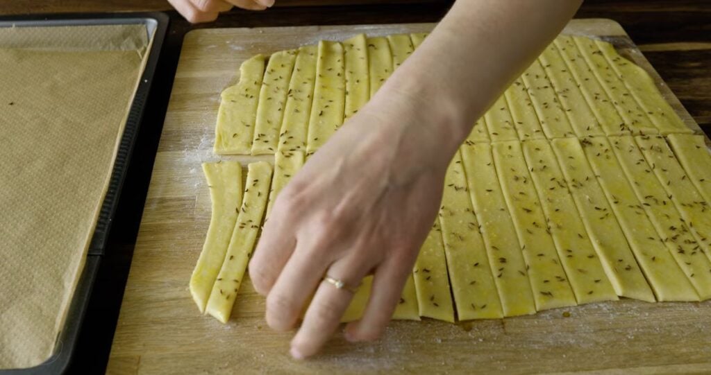 Křupavé a jemné máslové tyčinky z přeloženého těsta s kmínem