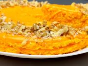 Zdravý pomerančovo-mrkvový dort se sezamovými semínky s jemným krémem a oříšky
