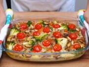 Zapečené brambory s brokolicí, zeleninou, houbami, rajčaty a sýrem