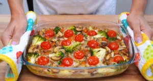 Zapečené brambory s brokolicí, zeleninou, houbami, rajčaty a sýrem Zapečené brambory s brokolicí, zeleninou, houbami, rajčaty a sýrem