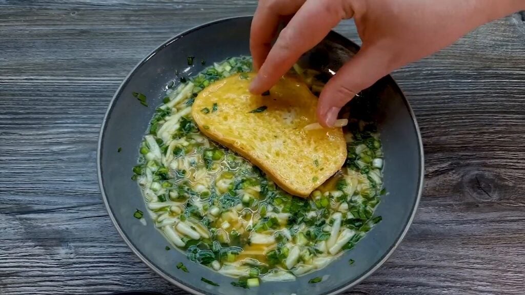 Zapečené chleby ve vaječné směsi s petrželkou, jarní cibulkou a mozzarellou