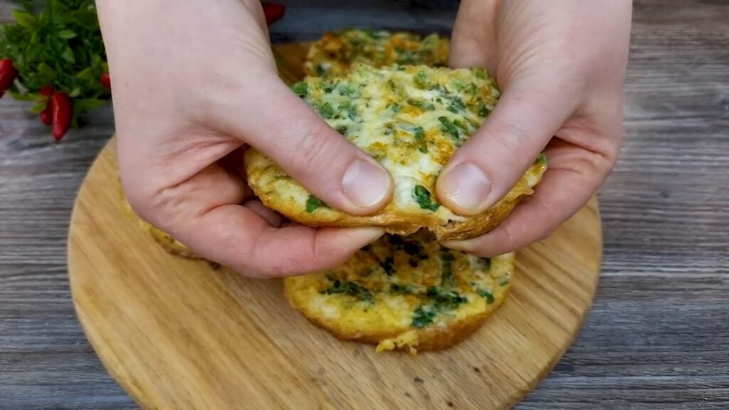 VZapečené chleby ve vaječné směsi s petrželkou, jarní cibulkou a mozzarellou